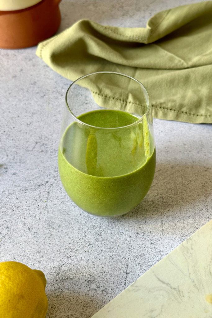 verre de smoothie vert posé sur une table