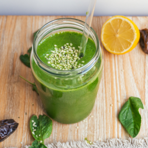 green smoothie avec des épinards du citron et des protéines en poudre