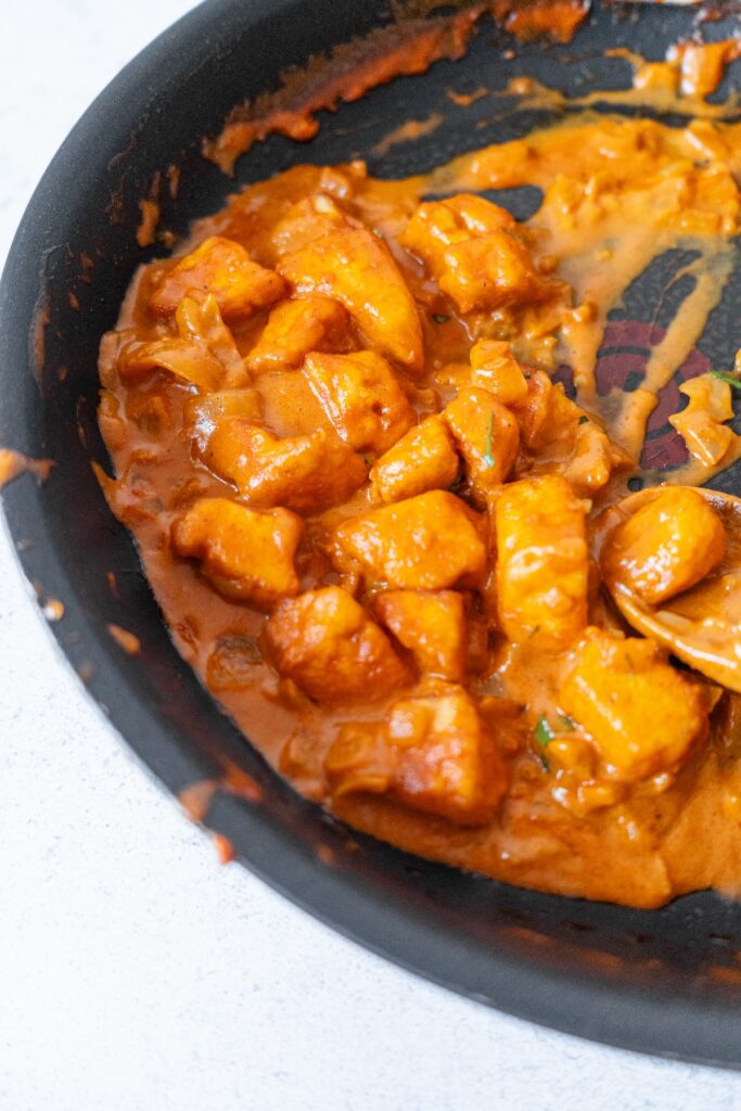 poêle avec tofu au four et sauce au lait de coco et curry