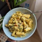 plat de pâtes avec une sauce crémeuse à la courge butternut