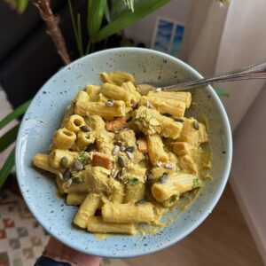 plat de pâtes avec une sauce crémeuse à la courge butternut