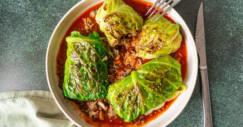 recette de chou farci aux lentilles sur un lit de sauce tomates