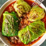 recette de chou farci aux lentilles sur un lit de sauce tomates