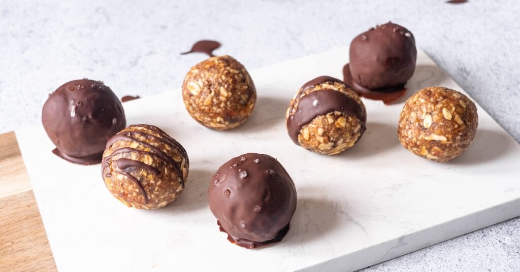 Energy balls sur une planche, avec du chocolat