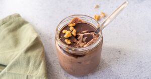 couche de chocolat sur un overnight oat à l'avoine