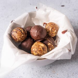 Energy balls aux dattes et au chocolat dans un bol