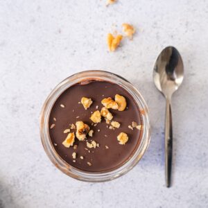 recette de snack healthy : un yaourt à l'avoine et au cacao, avec chocolat au dessus