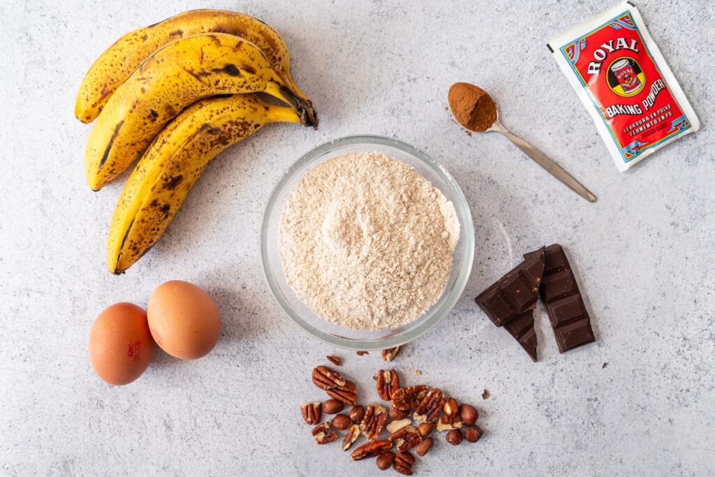 ingrédients pour la recette de banana bread healthy aux pépites de chocolats et noix de pécan