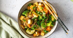 Nouilles sautées au tofu et aux légumes