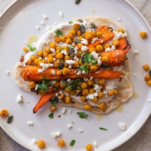 recette de pois chiches et carottes rôtis au four sur un lit de yaourt et un pain nann