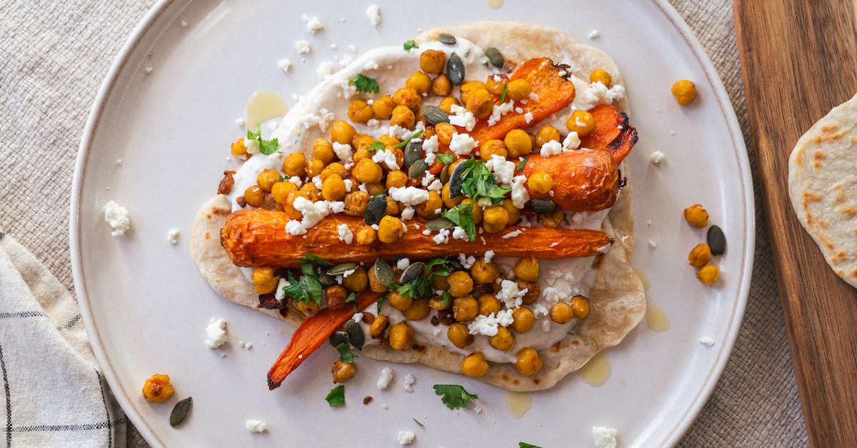 Pois chiches rôtis, carottes au miel et sauce au yaourt