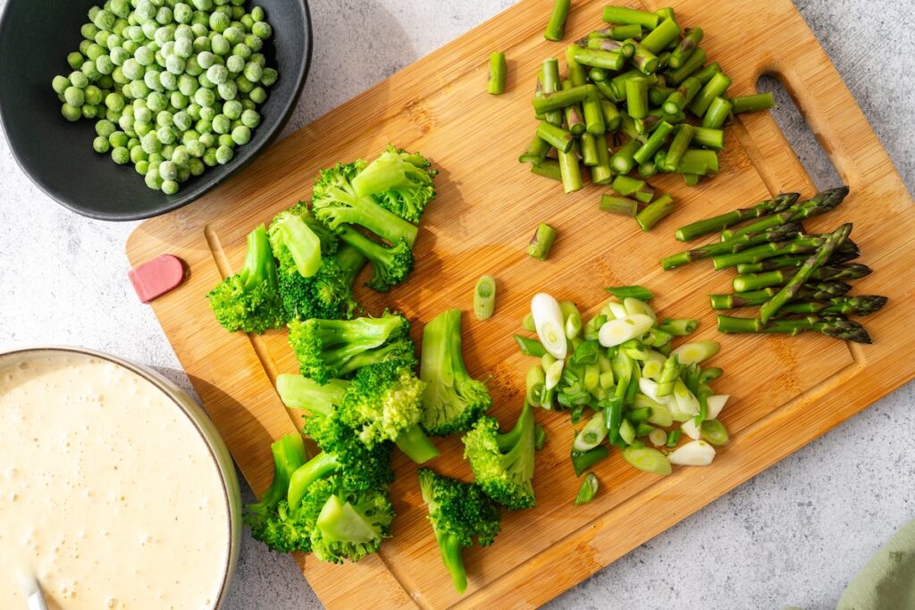 planche avec les légumes préparés pour la quiche