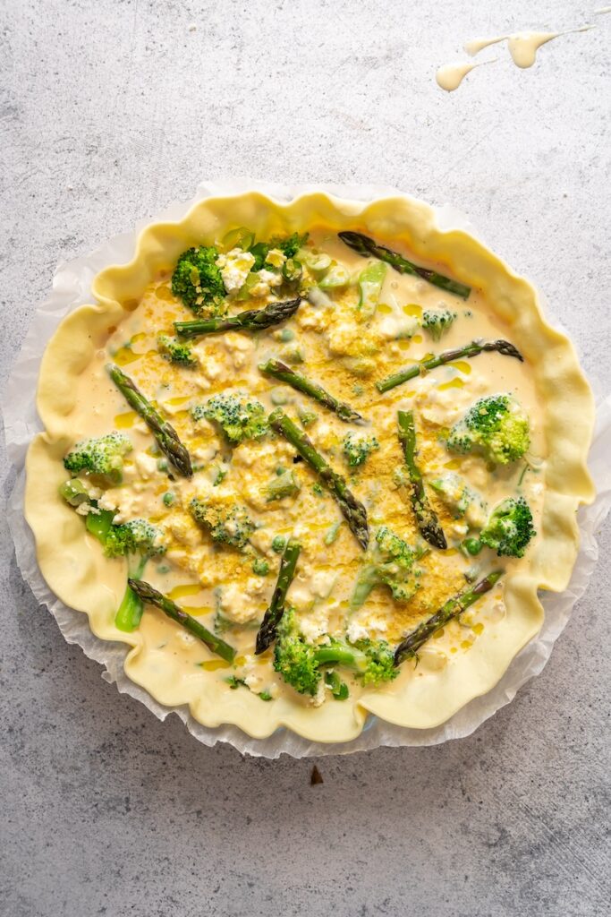 étape 3 de préparation de la quiche aux légumes avec ajout du liant aux oeufs et à la crème