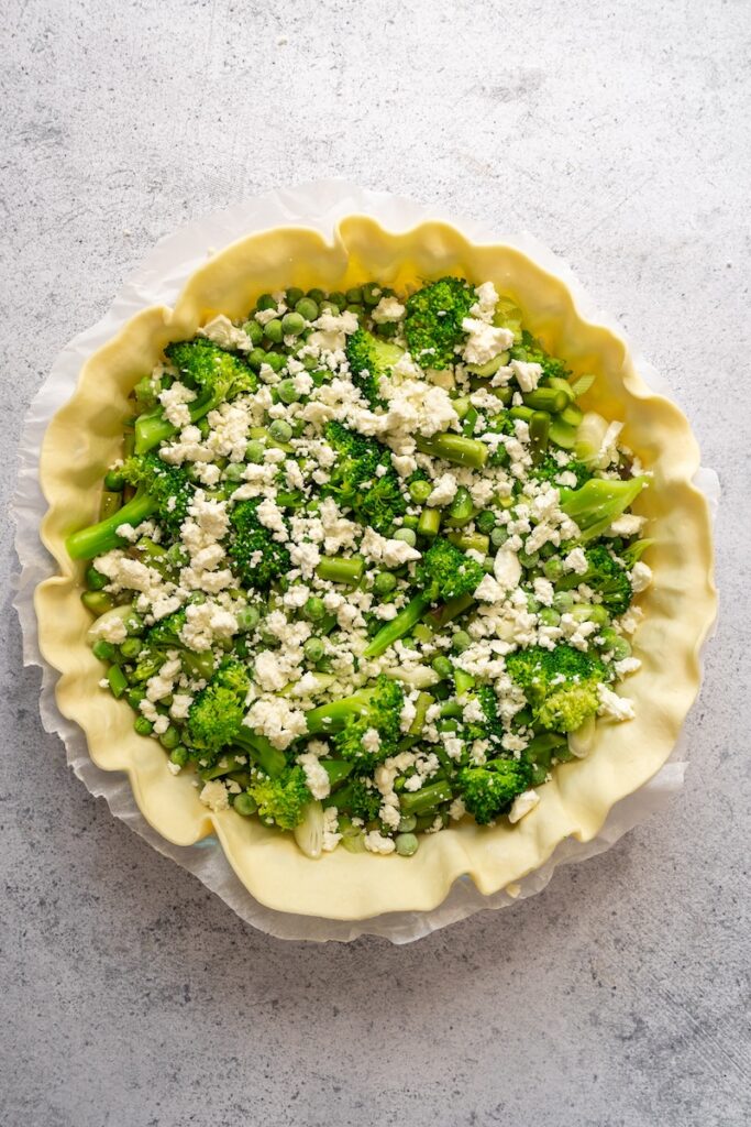 étape 2 de préparation de la quiche aux légumes avec ajout de la feta