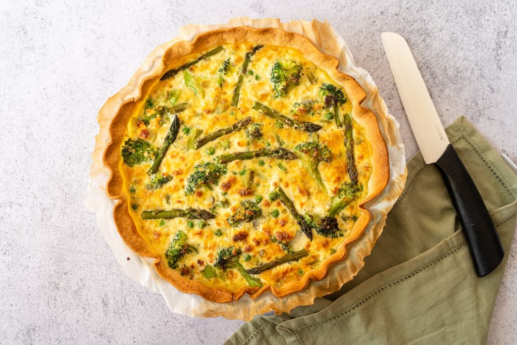 quiche végétarienne aux légumes du printemps : brocolis, petits pois, asperges