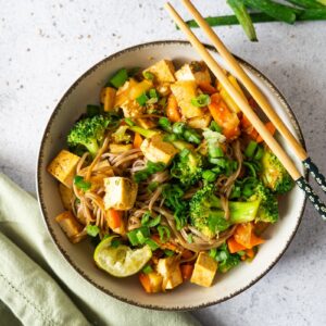 recette de nouilles sautées au tofu et aux légumes