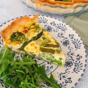 part de quiche aux brocolis, petits pois et asperges