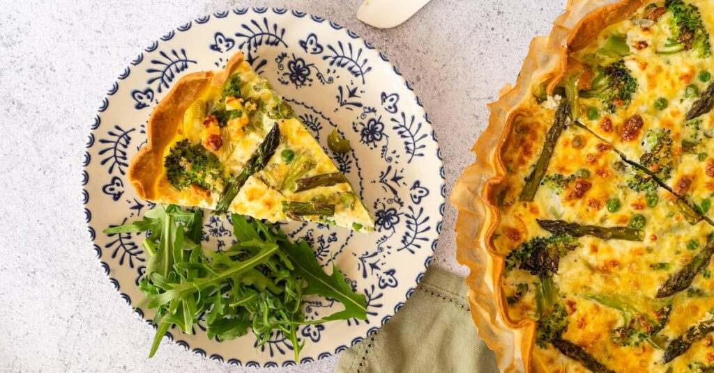 part de quiche aux légumes du printemps