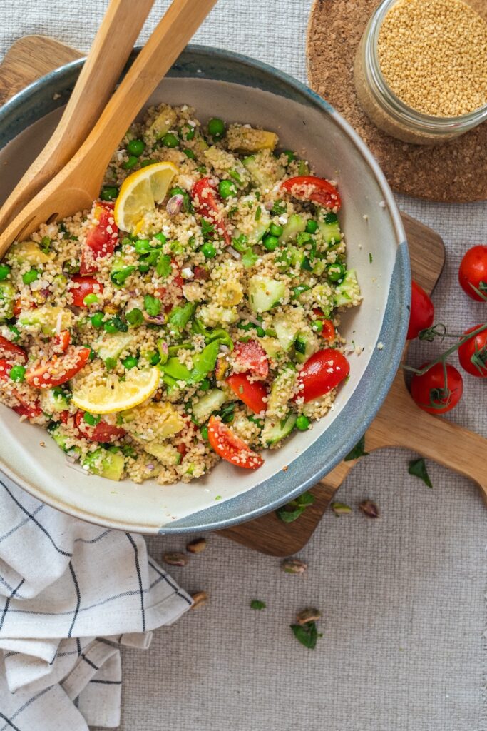 grande salade de taboulé fraichement préparé maison avec des ingrédients de saison pour le printemps